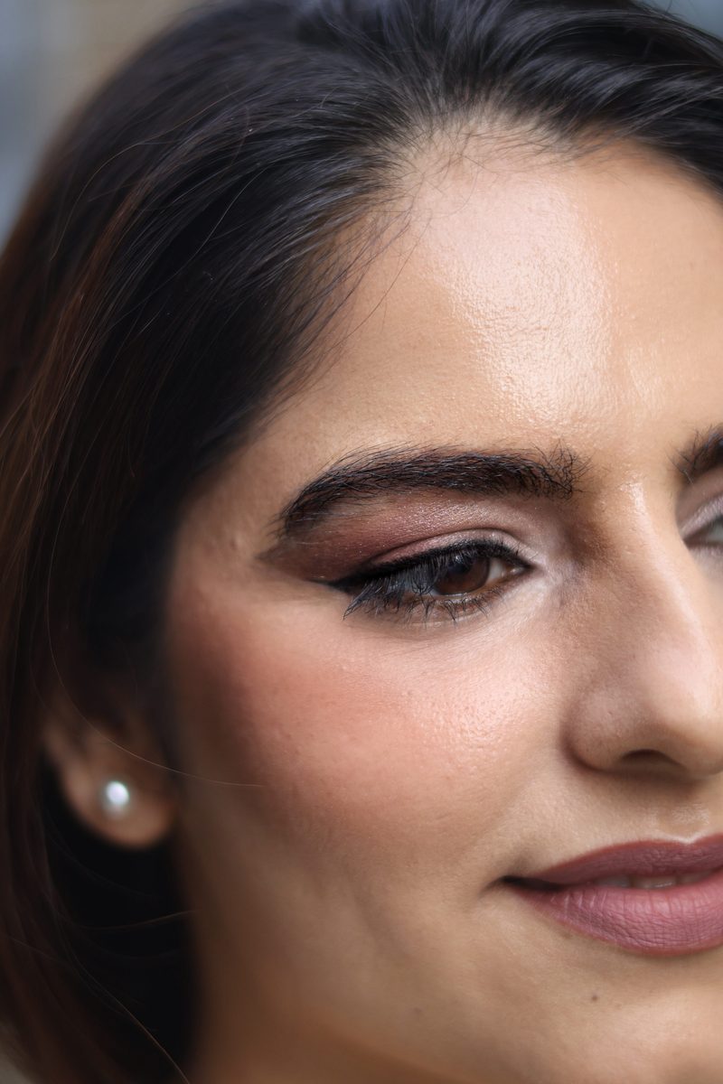 Primer plano de ojos ahumados en tono ciruela y pestañas, maquillaje para eventos en Londres