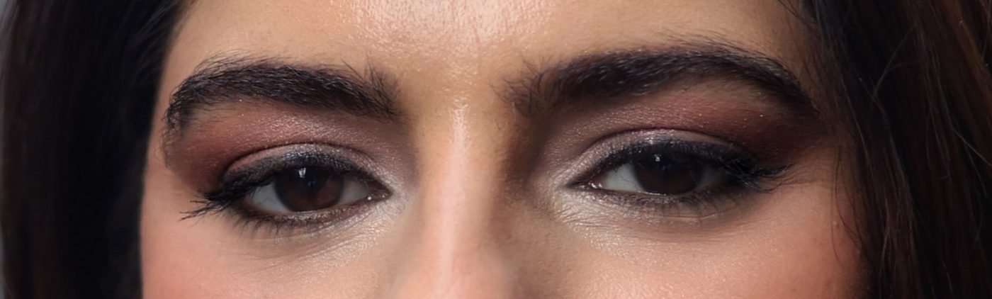 Detalle de ojos ahumados suaves y cejas definidas